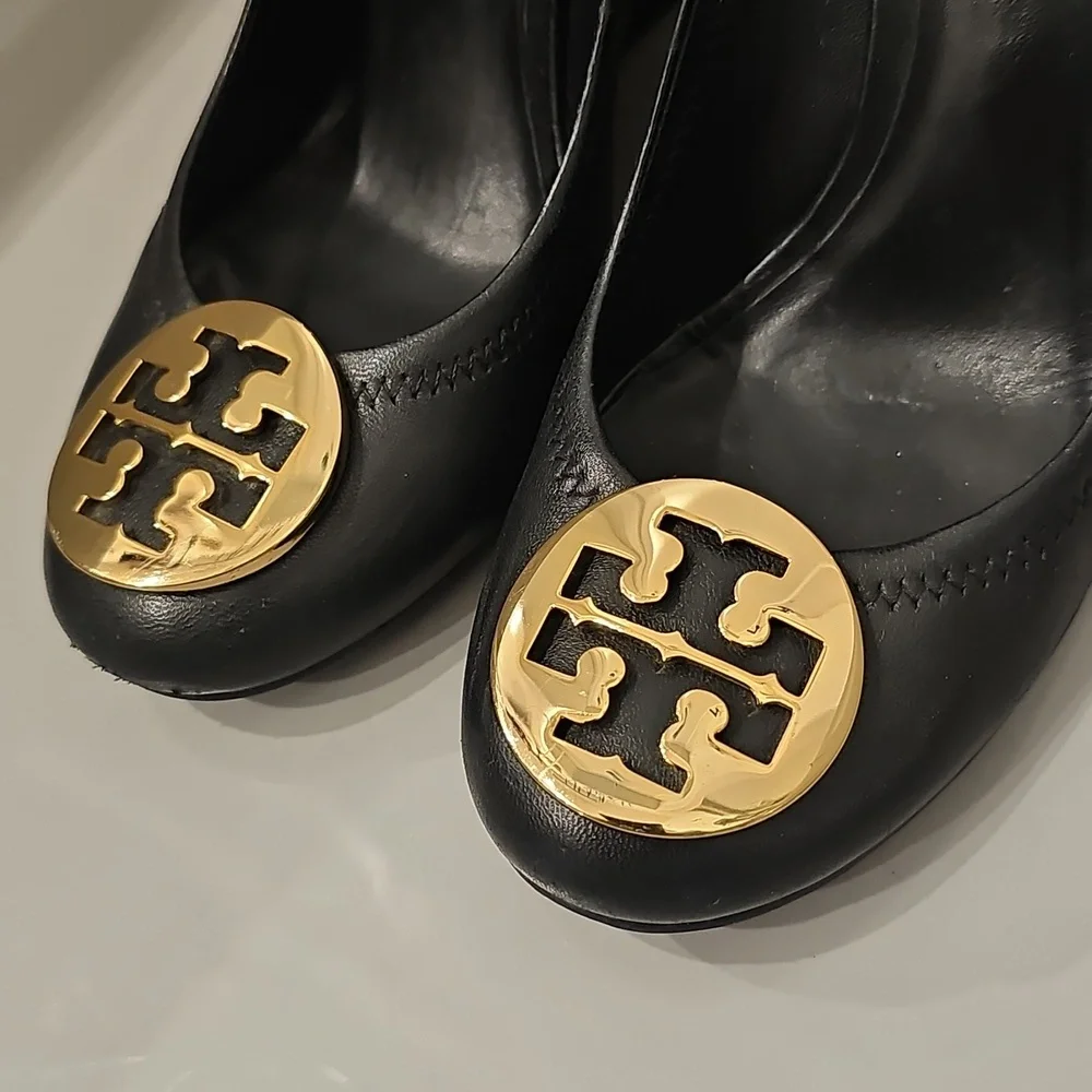 TORY BURCH Black and Gold Wedge Pumps Sally Sophie